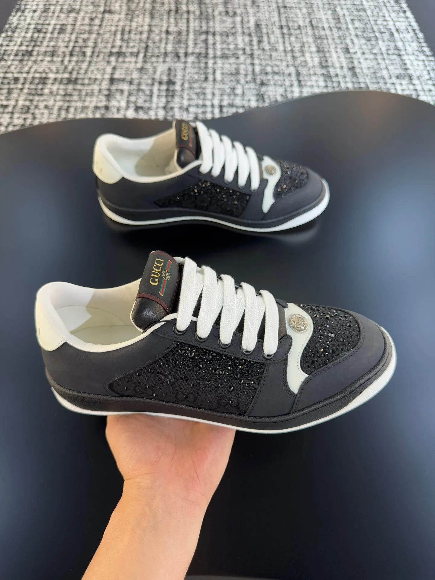 P640 Ceiling Level🔥🔥GUC**🔥🔥Screener Series Couple Decorated Web Sneakers This single product is from the Gucci Lido series, and its design is inspired by the summer style and beach clubs of the Italian coast. The Screener series of sneakers are inspired by classic sneakers from the 1970s, and the name is taken from the defensive moves in sports. This 2024 early autumn series of shoes is crafted from black rubber (a technical and malleable opaque material), with striped webbing on both sides and a Gucci printed embossed logo on the heel. Male 39-44 (customized at 38.45)